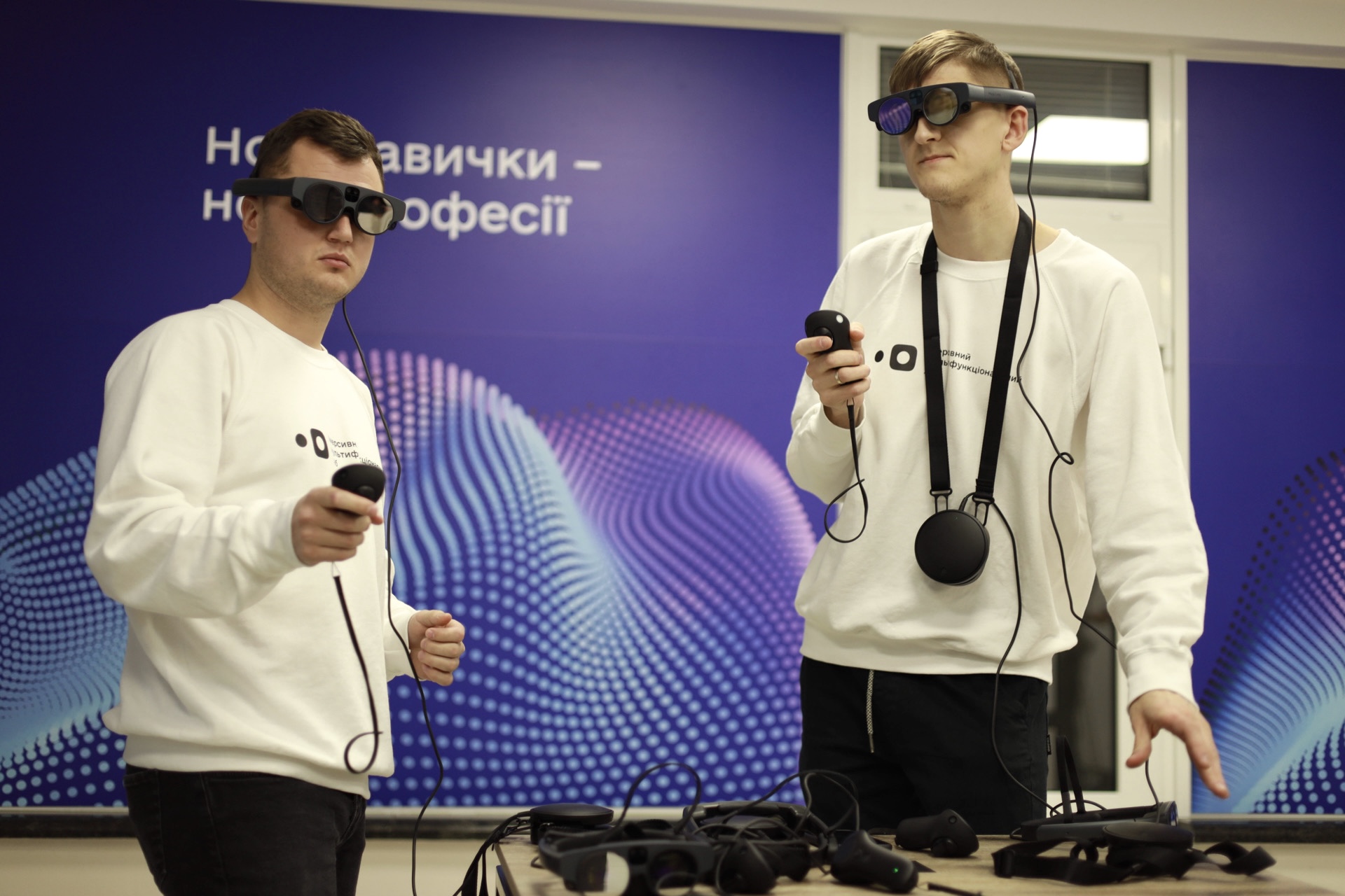 Фото: 3 жінки працюють в окулярах доповненої реальності Magic Leap 2